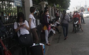 Hết nghỉ lễ lại nườm nượp 'gồng gánh' về Hà Nội