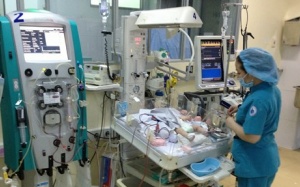 Lọc máu liên tục cứu sống bé sơ sinh