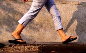 7 thời điểm không được đi dép tông