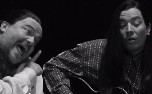 Chết cười với clip 'nhái' bản ballad 'More than words' của nam tài tử Jack Black với Jimmy Fallon