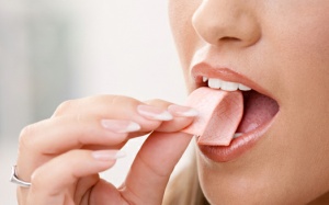 8 mối nguy hiểm khi nhai kẹo cao su