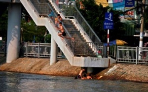 Cảnh báo: Trẻ em Sài Gòn nhảy cầu mạo hiểm