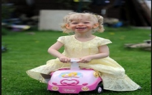 Cô bé mắc hội chứng luôn 'thân thiện' với mọi người