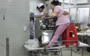 Mang bàn tay dập nát kẹt trong máy xay thịt đến bệnh viện