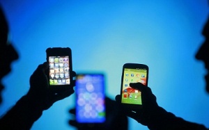 Dùng điện thoại smart, người cũng thông minh hơn?