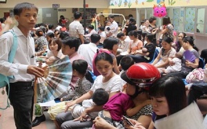 Nắng nóng, trẻ em thi nhau đổ bệnh