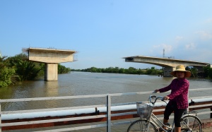 Bỏ 730 tỷ xây 2 chiếc cầu chơ vơ giữa sông?