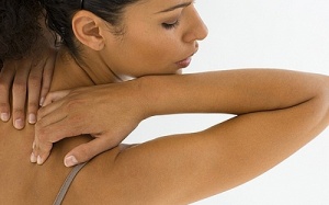 Mụn mọc nhiều ở ngực, nên làm gì để hết dứt điểm?