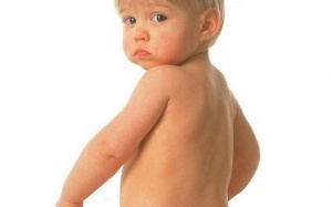 Vì sao trẻ bị táo bón, khó ngủ kéo dài?