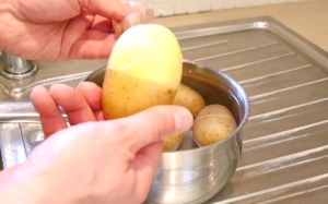 Cách tách vỏ khoai tây không cần gọt