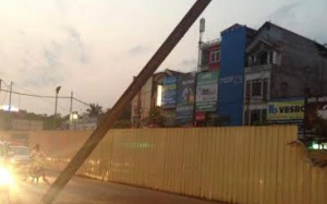 Thanh dầm nặng hàng tấn ở công trường đường sắt rơi xuống đường