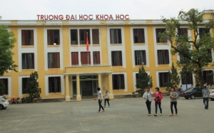 Bóng bay phát nổ, ba sinh viên bị bỏng