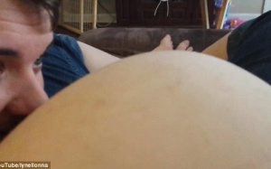 Thai nhi nhảy nhót khi bố thổi vào bụng bầu của mẹ