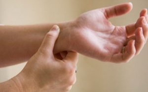 Day bấm huyệt chữa say nắng