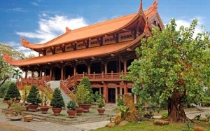 'Thần đèn' nâng cổng chùa Huệ Nghiêm