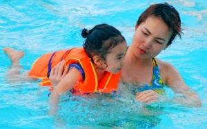 Nguy cơ viêm tai giữa vì đi bơi mùa hè