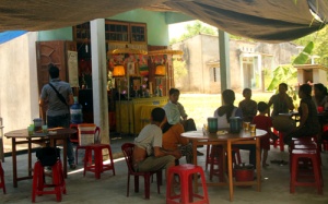 Thiệt mạng vì đập bom bi xuống nền nhà