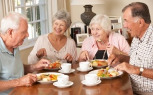 Dinh dưỡng cho người cao tuổi vào mùa hè