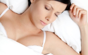 Có nên mặc áo lót khi ngủ?