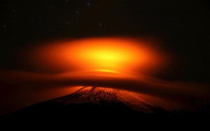 Cảnh tượng kỳ vỹ của núi lửa Chile phun trào