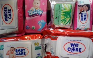 Cẩn trọng khi dùng khăn ướt cho trẻ nhỏ