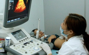 Câu chuyện đẫm nước mắt của người phụ nữ đẻ thuê cho chồng