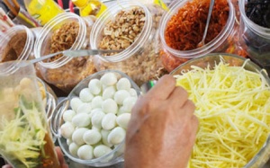 Sự thật 'đáng sợ' về món bánh tráng trộn vỉa hè