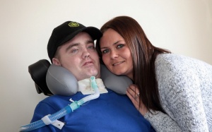 Sống sót kỳ diệu dù đầu... lìa khỏi cột sống