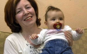 Bà lão 65 tuổi sinh tư đầu tiên trên thế giới