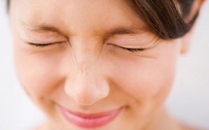 Nháy mắt thường xuyên là bệnh gì?