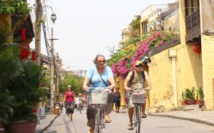 Đạp xe quanh phố cổ Hội An vào top 10 'trải nghiệm du lịch Việt Nam'
