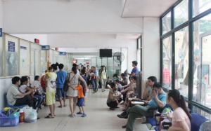 Hà Nội: Nắng nóng, người lớn và trẻ em vật vã trong bệnh viện