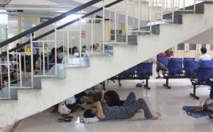 Muôn kiểu “chạy trốn” nắng nóng trong bệnh viện