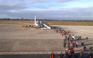 Sân bay Cát Bi đóng cửa vì đường băng rạn nứt