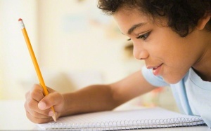 Trẻ tăng kỹ năng vận động nhờ chậm cắt dây rốn vài phút