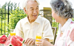 Cách ăn uống ngày hè tốt cho người cao tuổi