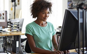 5 tư thế yoga ngay tại bàn làm việc