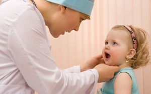 Bé 8 tháng tuổi vẫn “móm toàn tập” có đáng lo?