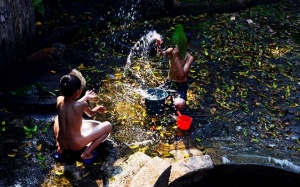 Trở về tuổi thơ hồn nhiên với những trò chơi mộc mạc của trẻ em 