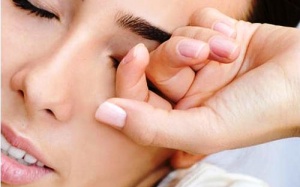 Mắt trái bị mờ, phải làm gì?