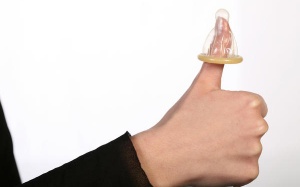 Những lỗi 'cười ra nước mắt' khi dùng bao cao su