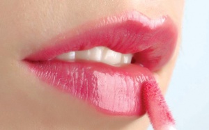 6 nguy hiểm tiềm ẩn từ son môi