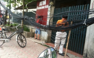 Dây điện 'đòi' thòng lọng người đi đường