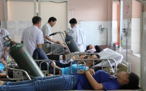 Gần 100 công nhân nhập viện nghi ngộ độc sau bữa cơm trưa