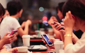 Giật mình với hình ảnh người người 'cắm đầu' vào smartphone