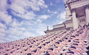 Thánh đường bị... 1.000 bức ảnh gợi cảm “tấn công”