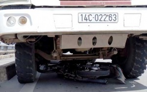 Xe tải kéo rê xe máy hơn 50m, hai người thiệt mạng