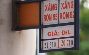 Giá xăng tăng, giá dầu giảm