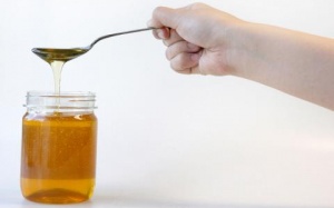 Làm dịu cổ họng nhanh chóng bằng mật ong