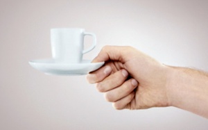 Vì sao bị run chân tay không nên uống cà phê?